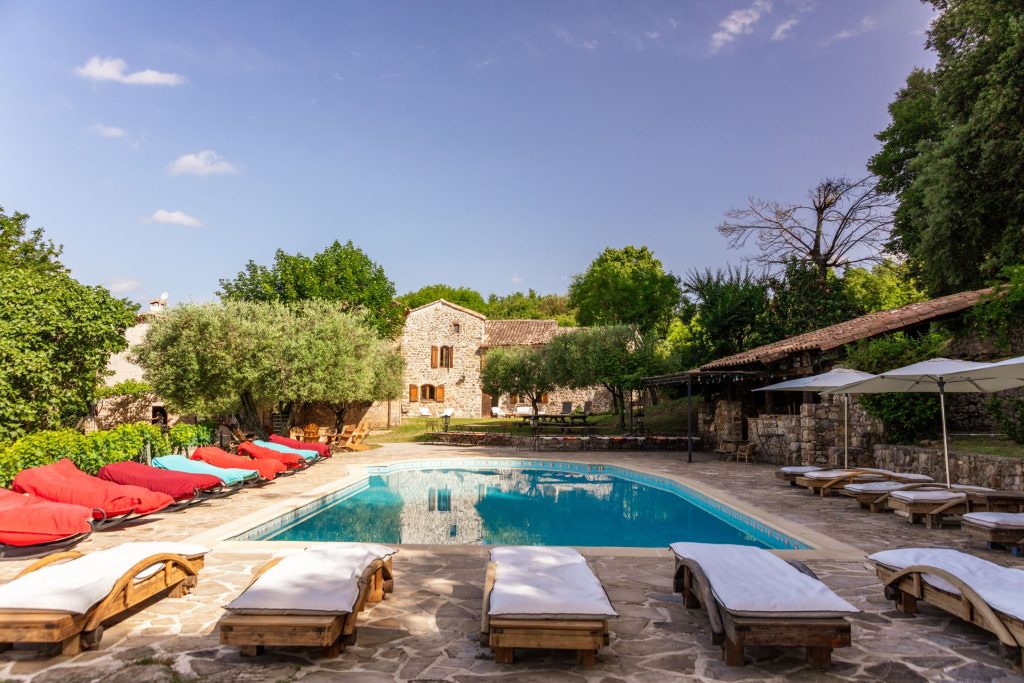 Le domaine des Cévennes, piscine et bâtisse en pierre